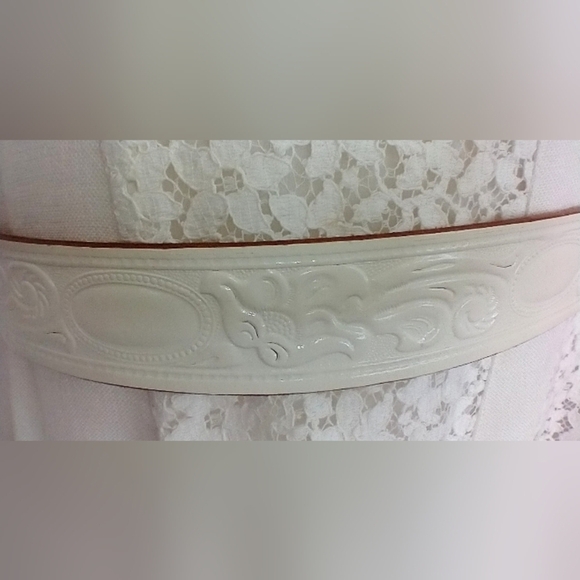 VINTAGE WHITE HAND TOOLED LEATHER CROWN BUCKLE BELT - Picture 3 of 6